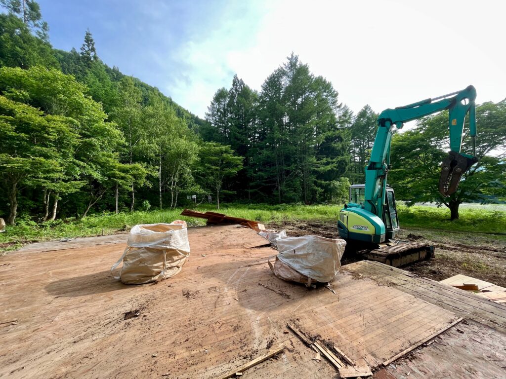 １階の床と重機